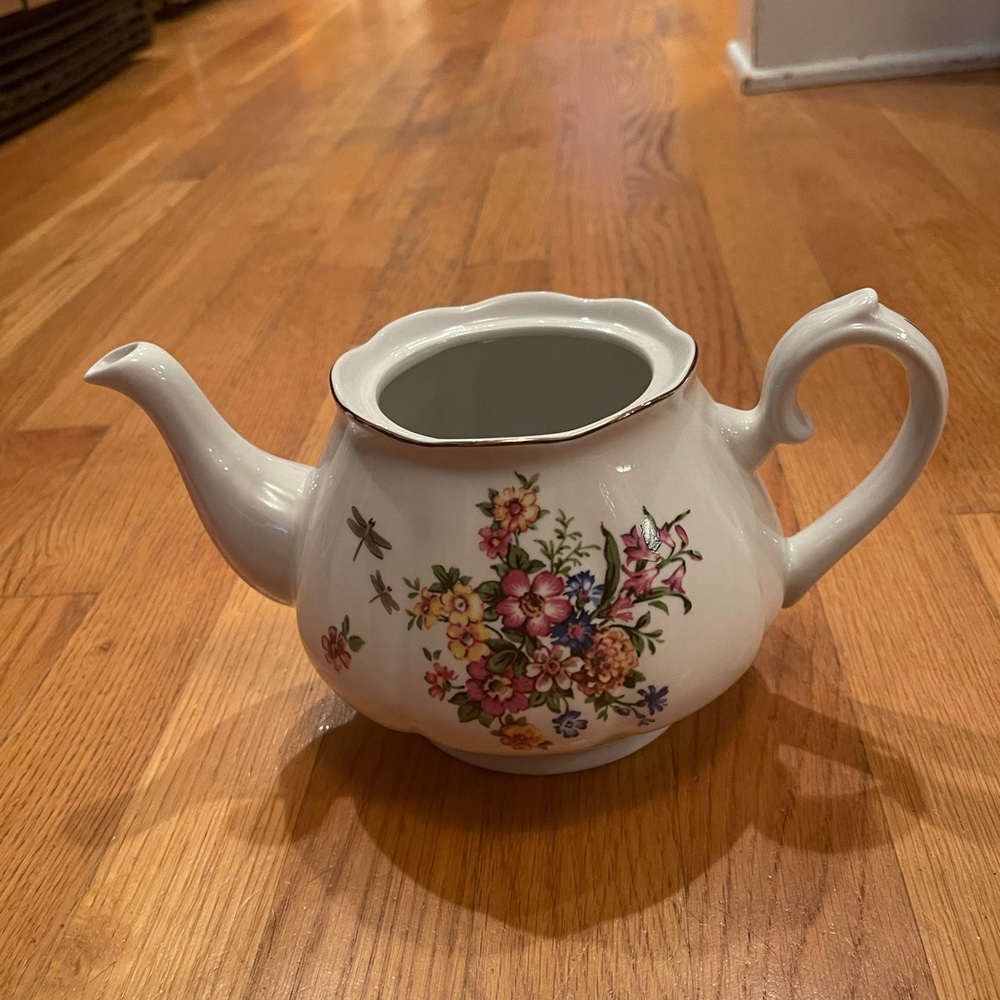 Floral Teapot & 4 Cups / Saucers